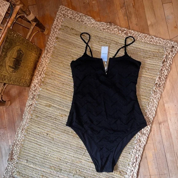 NWT Black Crochet V-Notch One Piece Swimsuit
-Sz M-Gorgeous!! Flattering ☀️🖤 - Picture 9 of 10